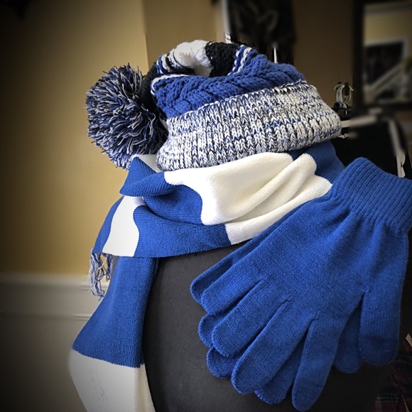 SET - Pom Pom Hat, Scarf, Gloves - Picture 4 of 7
